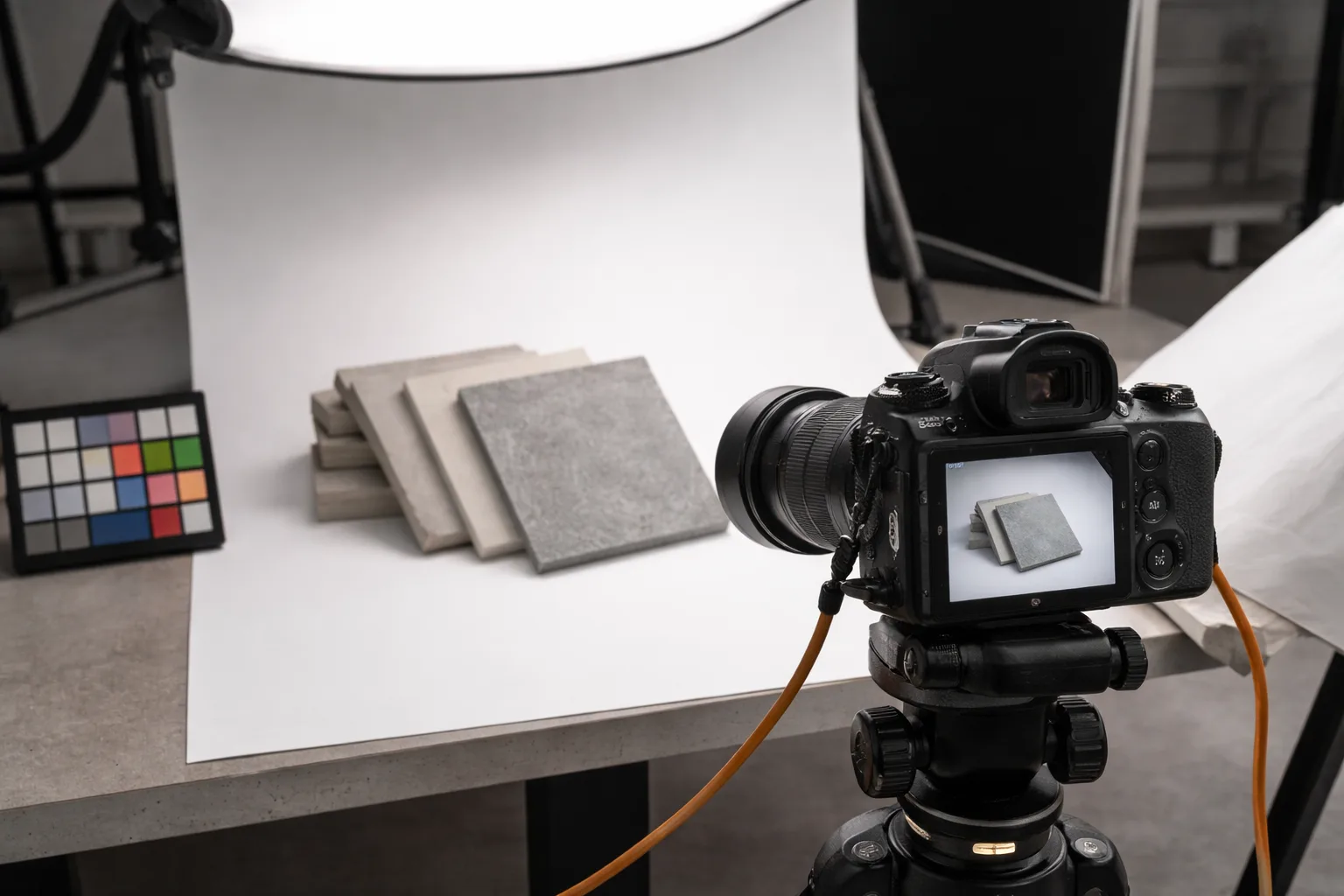 Výběr barvy stěrky přes  internet - jak moc se bude lišit od skutečnosti?